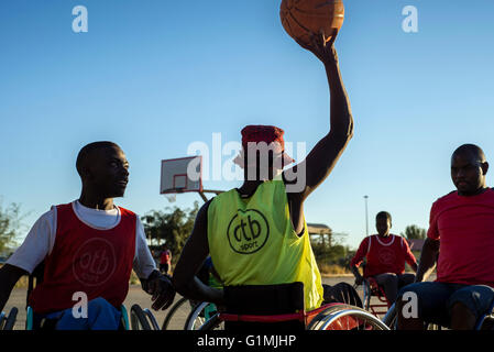 Les joueurs de l'équipe de basket-ball Sports Club Wheel-Ability ont leur formation à Katutura, Windhoek, Namibie. Chaque dimanche, ils invitent les gens de la Windhoek Rehabilitation Centre à prendre part à cette formation et de jouer le jeu avec eux. Banque D'Images