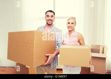 Couple avec de grandes boîtes de carton déménagement à new home Banque D'Images