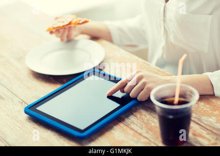 Close up of woman with tablet pc compte des calories Banque D'Images