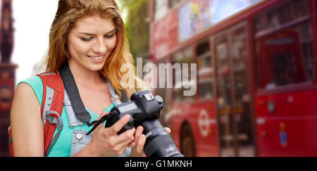 Femme avec sac à dos et appareil photo sur Londres City Banque D'Images