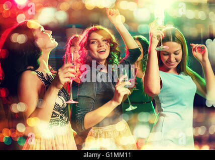 Smiling friends avec verres de champagne au club Banque D'Images