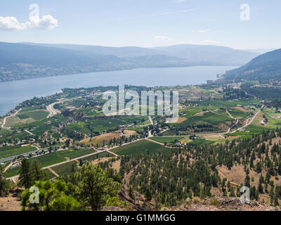 Vue depuis la montagne de la tête du géant, un volcan éteint l'augmentation à 500 mètres sur le lac Okanagan près de Summerland, BC, Canada Banque D'Images