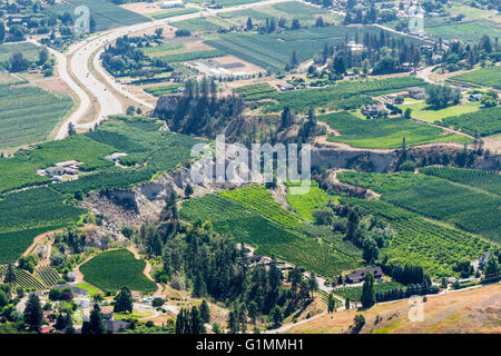 Avis de Trout Creek Canyon de Giant's Head Mountain, un volcan éteint qui s'élève au-dessus de Lac Okanagan près de Summerland, C.-B., Canada. Banque D'Images