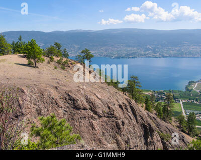 Vue depuis la montagne de la tête du géant, un volcan éteint l'augmentation à 500 mètres sur le lac Okanagan près de Summerland, BC, Canada Banque D'Images