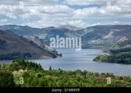 Ullswater (dans le Lake District), Cumbria, Royaume-Uni. Vue sur le lac en direction de Glenridding et Helvellyn au printemps (mai) Banque D'Images