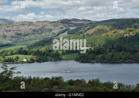 Ullswater (dans le Lake District), Cumbria, Royaume-Uni. L'ancien 19c Raven paquebot traversant le lac Banque D'Images
