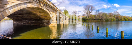 Panorama du pont Serpentine à Hyde ParK, Londres, UK Banque D'Images