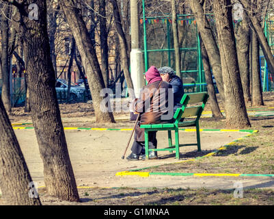 Deux femmes âgées sur le banc dans le parc sur le printemps Banque D'Images