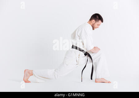 Portrait d'un jeune homme en kimono en préchauffage isolé sur fond blanc Banque D'Images