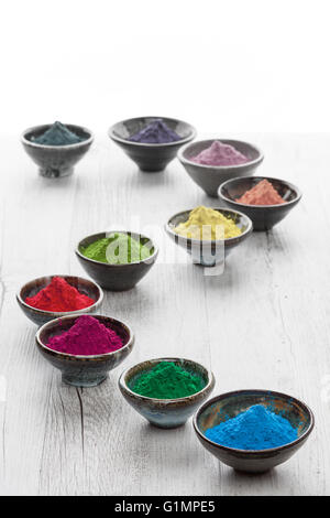 Poudre colorée Holi cèdent peu à peu vers l'arrière-plan. Concept créatif. Banque D'Images