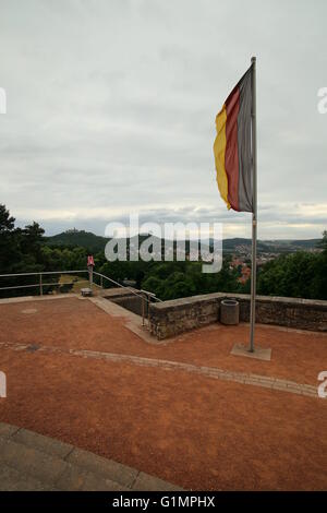 Vue sur Eisenach, en Thuringe, en Allemagne, à partir de l'Goepelskuppe avec un drapeau allemand au premier plan. Banque D'Images