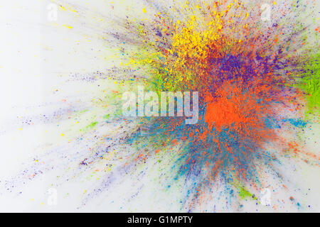 Explosion de couleur concept. L'explosion de poudre colorée Holi sur fond blanc avec l'exemplaire de l'espace. Banque D'Images