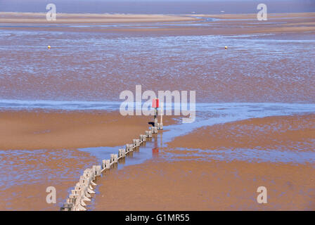 Cleethorpes, Lincolnshire, Royaume-Uni - 18 Avril 2014 : Lone marqueur dans le vide de sable le 18 avril, au Royaume-Uni, avant la plage Cleethorpes Banque D'Images
