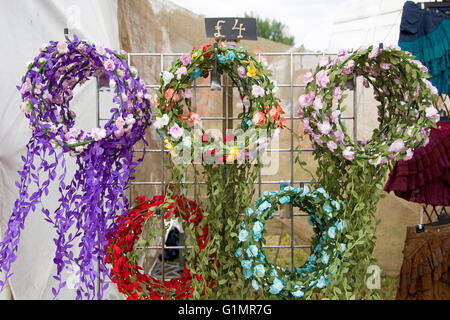 Tewkesbury, UK-Juillet 17, 2015 : couronne de fleurs Guirlandes tête à vendre le 17 juillet 2015 à Tewkesbury Fête médiévale Banque D'Images