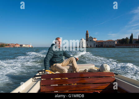 Motor Yacht voyageant à Venise entre les îles de San Michele (ri) et Murano (le) Banque D'Images