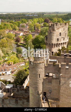 Angleterre médiévale ; les remparts du château médiéval de Warwick UK datant du 12th siècle, et la rivière Avon, vus du château de Warwick, Warwick, Warwickshire UK Banque D'Images