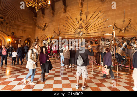 Les touristes dans le Grand Hall, le château de Warwick, Warwickshire, Angleterre Royaume-uni intérieur Banque D'Images