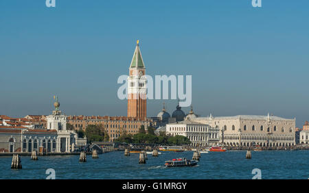 Punta della Dogana (Giudecca), le Campanile de San Marco et du Palazzo Ducale vu de Canale della Giudecca Banque D'Images