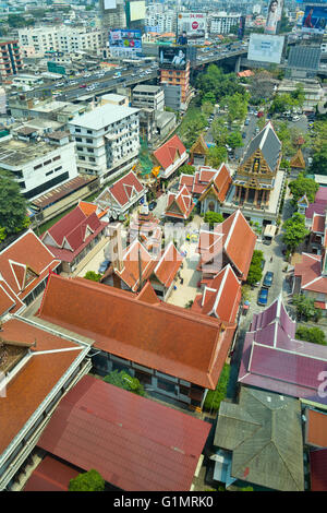 Des bâtiments historiques, des temples et des toits à partir d'une vue à Bangkok, Thaïlande Banque D'Images