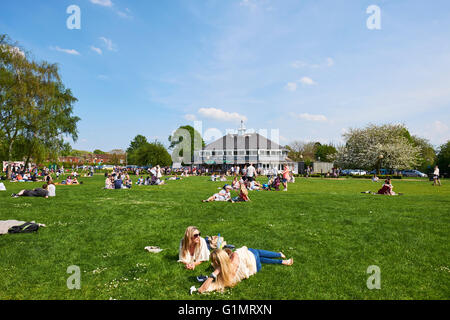 Les familles se détendre au Recreation Ground de Stratford-Upon-Avon Warwickshire UK Banque D'Images