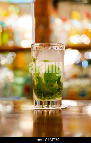 Vue de près vertical un Mojito cocktail à Cuba. Banque D'Images