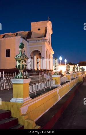 Nuit verticale vue en temps réel de l'église de la Sainte Trinité dans la nuit à Trinidad, Cuba Banque D'Images