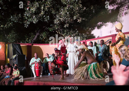 Caraïbes, Centre de Cuba, Sancti Sp'ritus Province, Trinidad, Feb 2016, vue horizontale de rumba artistes à Casa de la Moesica Banque D'Images