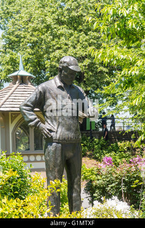 Une statue de Fred Lebow, le fondateur du marathon de New York, est située près de la porte des ingénieurs de Central Park, New York, États-Unis Banque D'Images