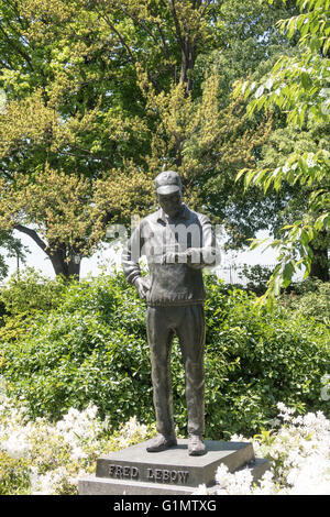 Une statue de Fred Lebow, le fondateur du marathon de New York, est située près de la porte des ingénieurs de Central Park, New York, États-Unis Banque D'Images