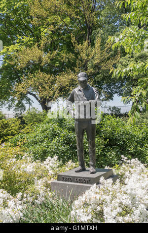 Une statue de Fred Lebow, le fondateur du marathon de New York, est située près de la porte des ingénieurs de Central Park, New York, États-Unis Banque D'Images