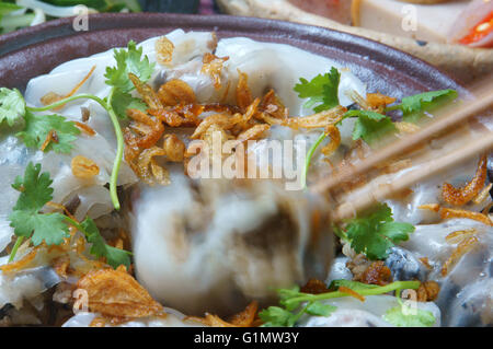 Vietnam, banh cuon nom rouleau de nouilles de riz ou gâteau roulé, est fabriqué à partir de pâte de riz remplis de porc, champignons Banque D'Images