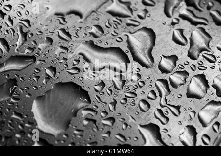 Gouttes d'eau sur acier inoxydable rayé Banque D'Images