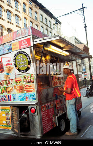 Travailleur de la construction de la commande d'un camion alimentaire dans la ville de New York Banque D'Images