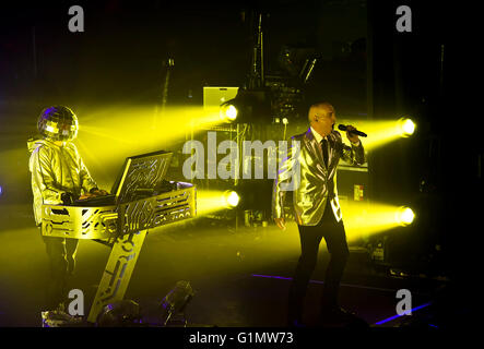 Neil Tennant et Chris Lowe du "Pet Shop Boys' performing on stage Banque D'Images