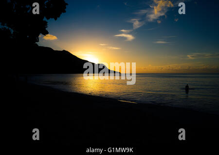 Beau coucher de soleil majestueux en Beau Vallon, Mahe, Seychelles Banque D'Images