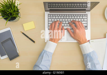 Businessman working at office desk Banque D'Images
