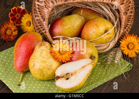 Panier de fruits poires au style rétro. Fête de la décoration. Banque D'Images