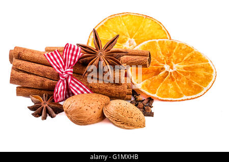 Épices de Noël cannelle, anis, girofle, noix d'amandes séchées et des tranches d'orange. Banque D'Images