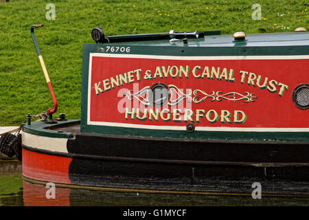 L'écriture par caractères iconographiques sur le côté d'un bateau de plaisance sur le canal Kennet et Avon Banque D'Images