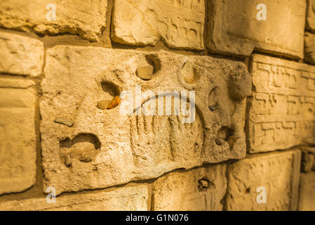 Cimetière de Kazimierz Cracovie, détail d'un mur en lamelle composé de fragments cassés de pierres tombales à l'intérieur du cimetière juif de Remeuh à Cracovie, en Pologne. Banque D'Images