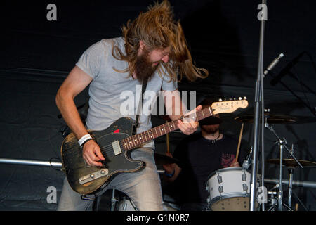 Le guitariste aux cheveux longs de Norfolk peu rock band Red Kings joue un Telecaster âgées et définit ses cheveux battant Banque D'Images