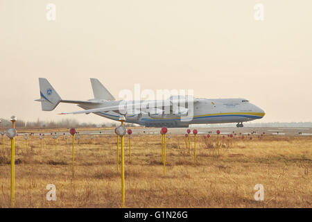 Région de Kiev, Ukraine - le 5 janvier 2012 : Le plus gros avion cargo du monde Antonov An-225 Mriya est le roulage vers la piste pour t Banque D'Images