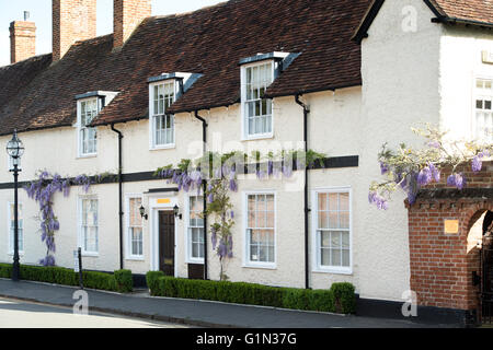 Noir et blanc sur la glycine de cottages à Stratford upon Avon, Warwickshire, Angleterre Banque D'Images