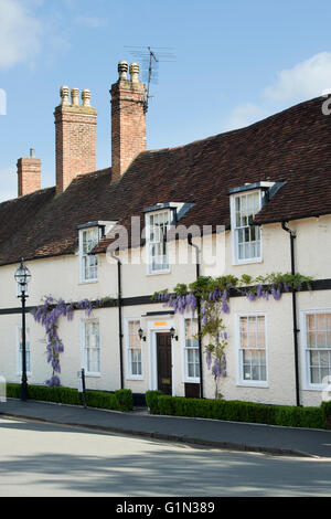 Noir et blanc sur la glycine de cottages à Stratford upon Avon, Warwickshire, Angleterre Banque D'Images