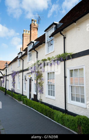 Noir et blanc sur la glycine de cottages à Stratford upon Avon, Warwickshire, Angleterre Banque D'Images