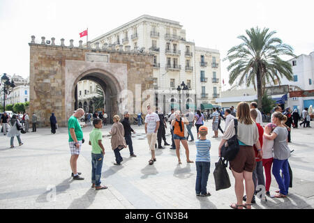 Les gens à la place publique de la Place de la Victoire avec la porte appelée Bab El Bhar à Tunis, Tunisie. Banque D'Images