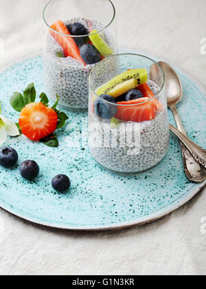 Le petit-déjeuner avec des graines de chia et de Berry, de l'alimentation close-up Banque D'Images