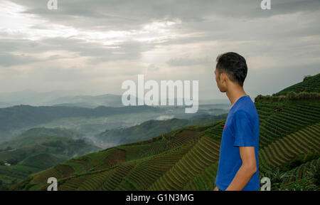 Les terrasses de Panyaweuyan Argapura sont situées à Sukasari Kidul, Argapura, Sukasari Kidul, Argapura, Majalengka Regency, Java Ouest. Banque D'Images