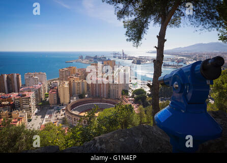Malaga, Costa del Sol, la province de Malaga, Andalousie, Espagne du sud. Vue du Parador national plus de arènes et port. Banque D'Images