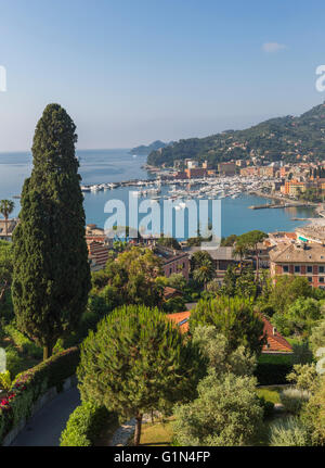 Santa Margherita Ligure, Province de Gênes, Ligurie, Italie. Vue globale de la ville et la baie. Banque D'Images